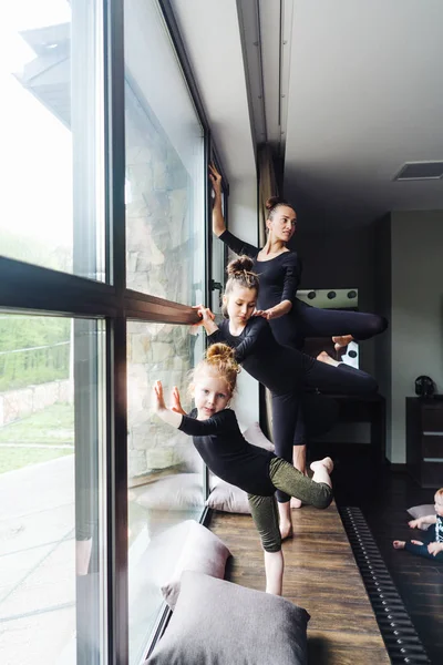 Mom and two daughters practice ballet — Stock Photo, Image