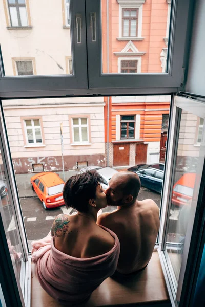 Чоловік і красива дівчина сидячи біля вікна — стокове фото
