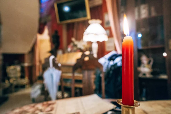 Candelabros con vela roja sobre la mesa — Foto de Stock