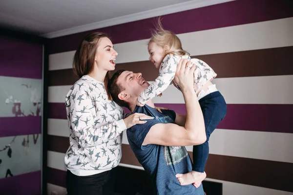 Mamá, papá y la niña divirtiéndose juntos — Foto de Stock