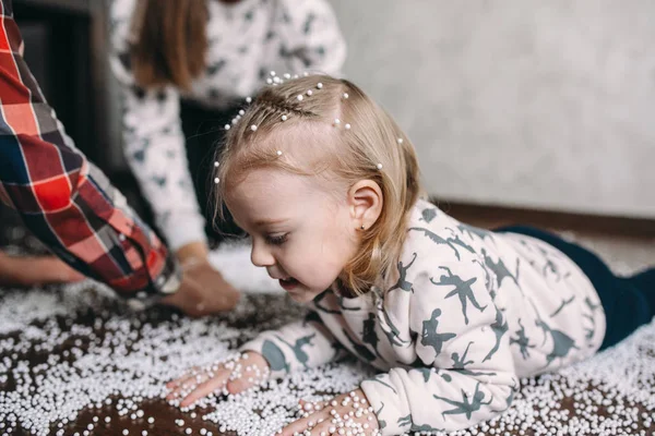 Holčička si hraje s pěnovými koulemi — Stock fotografie