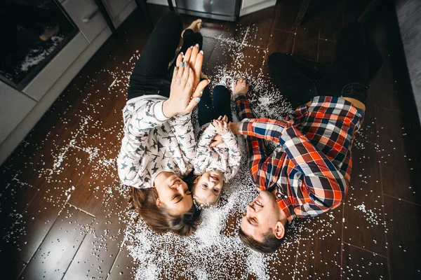 Glückliche Familie spielt zusammen auf dem Fußboden — Stockfoto