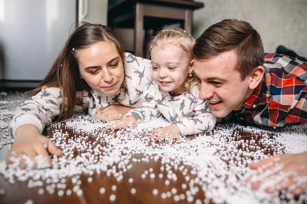 Счастливая семья играет вместе на полу — стоковое фото