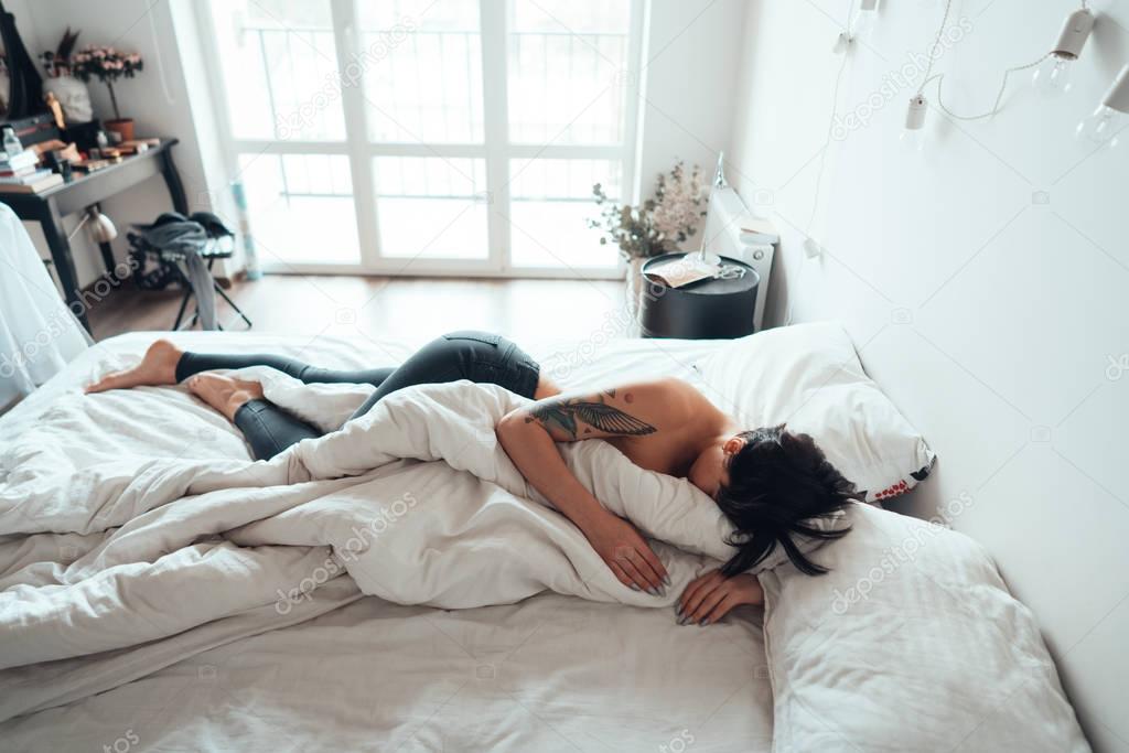 bare girl posing on the bed