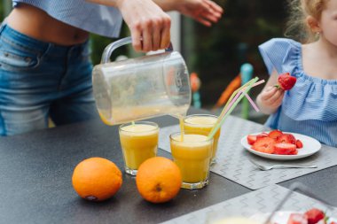 Mutlu aile, taze meyve Kahvaltı