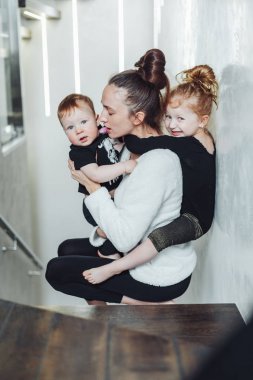 Anne ve oğlu kızı Sırtında kollarında,