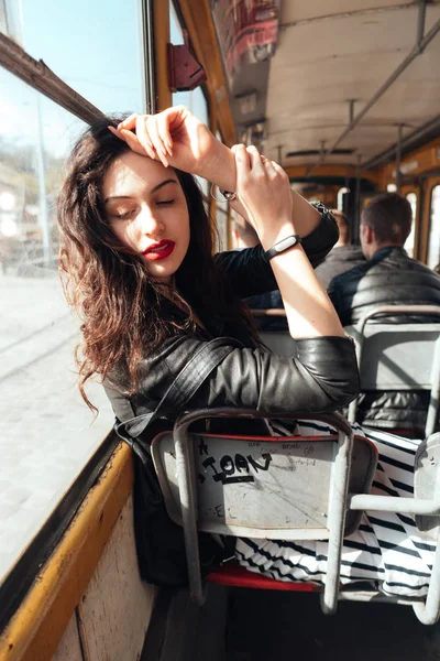 Vrouw op reis in de tram — Stockfoto