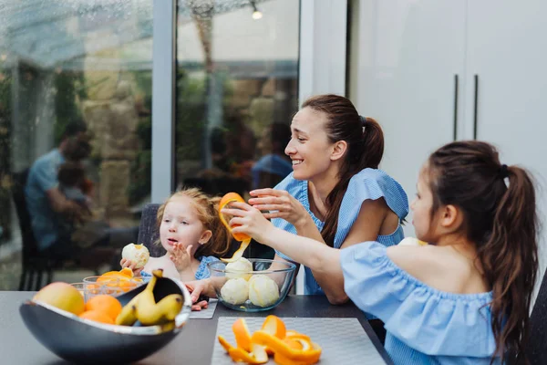 Mom and daughter in the kitchen — Stock Photo, Image