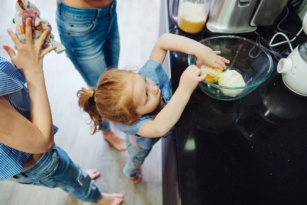 Glückliche Familie macht Orangensaft zum Frühstück — Stockfoto