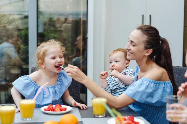 Happy family, fresh fruit breakfast — Stock Photo, Image