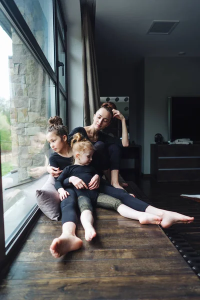 Anya és két lánya együtt az ablaknál. — Stock Fotó
