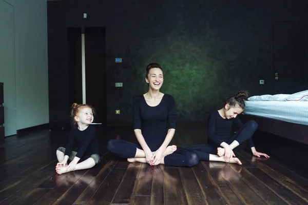 Mom and two daughters spend time together — Stock Photo, Image