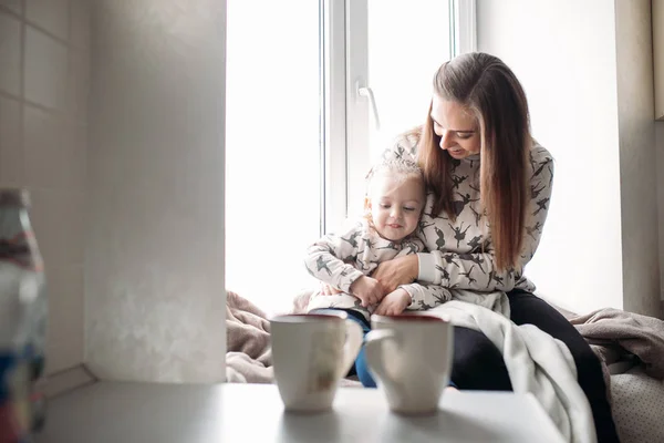 Madre y su hija niña juegan en la habitación de los niños — Foto de Stock