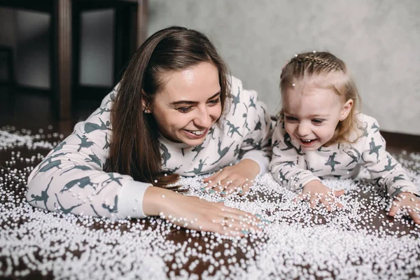 Anya és lánya a szobában játszanak. — Stock Fotó