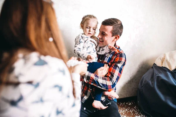 Gelukkig familie spelen samen op de vloer — Stockfoto