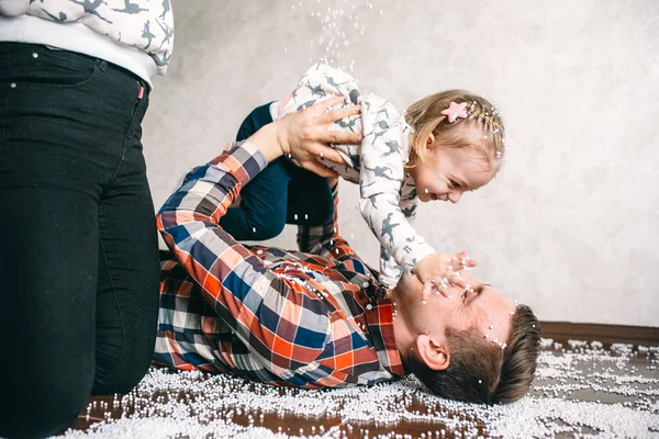 Tatínek si hraje s jeho dcerou na podlaze — Stock fotografie