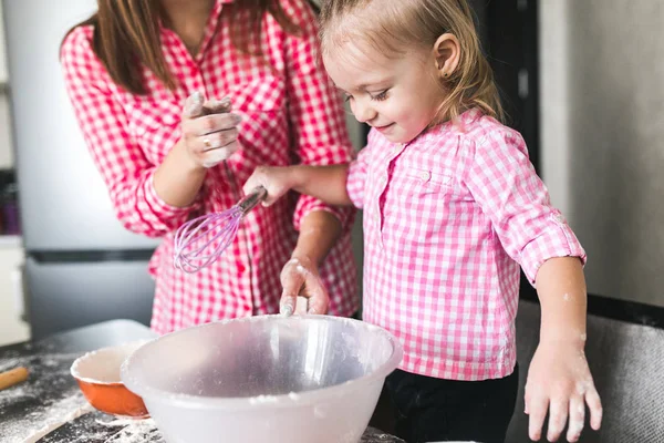 Mom and daughter together in the kitchen — Stock Photo, Image