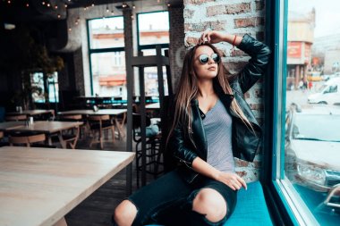 Güneş gözlüklü güzel kız kameraya poz veriyor.