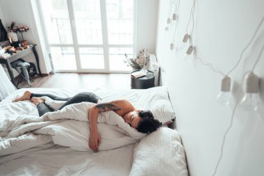 Çıplak kız yatakta poz veriyor.