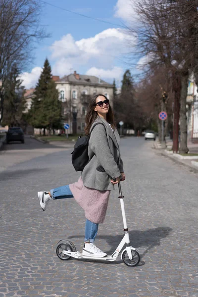 Jong meisje poseren op een scooter — Stockfoto