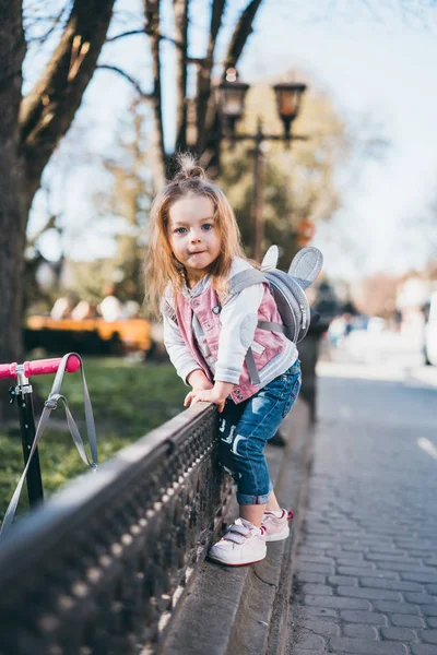 Petite fille dans la rue — Photo