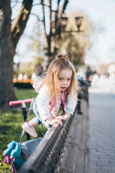 Petite fille dans la rue — Photo