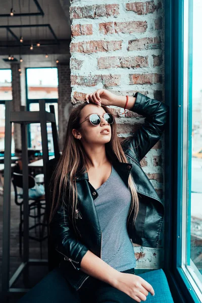 Menina bonita em óculos de sol posando na câmera — Fotografia de Stock