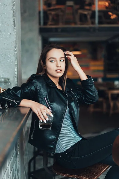 Красивая девушка в черной куртке в кафе — стоковое фото