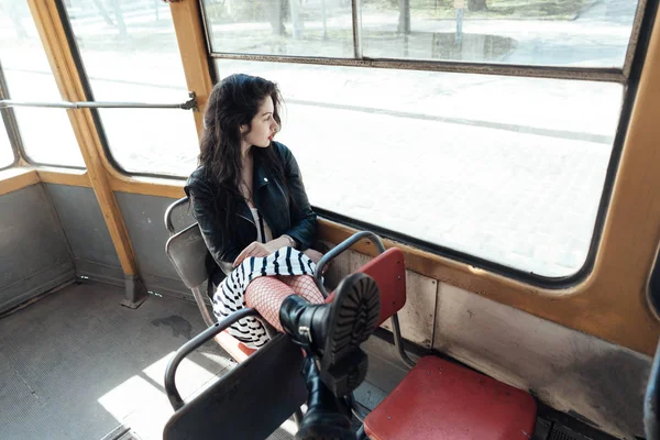 Vrouw op reis in de tram — Stockfoto