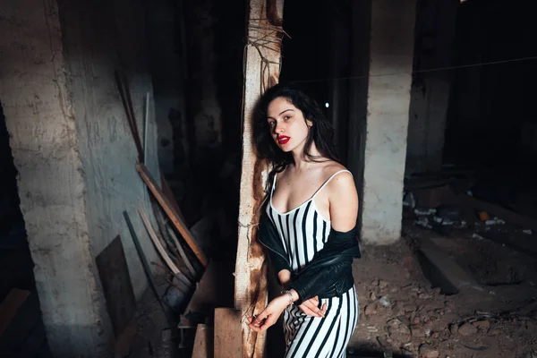 Meisje in een verlaten gebouw — Stockfoto