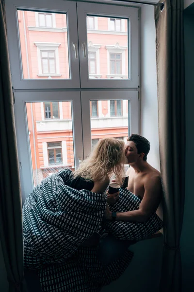 Man en mooi meisje terwijl zitten door het raam — Stockfoto
