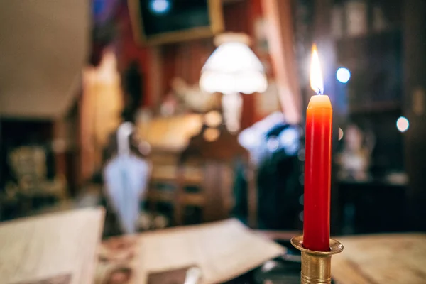 Castiçais com vela vermelha na mesa — Fotografia de Stock