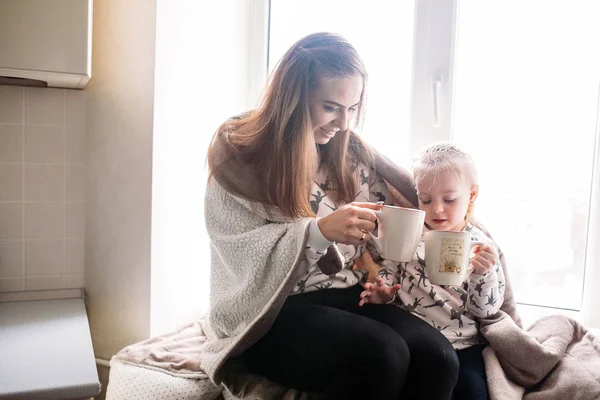 Mamma e figlia bere qualcosa con tazza — Foto Stock
