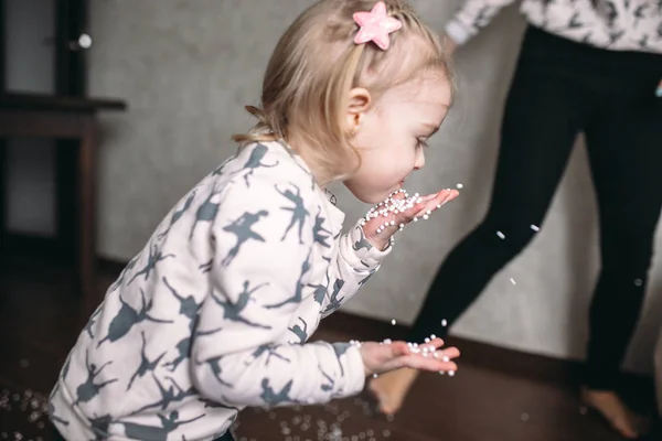 Kleines Mädchen spielt mit Schaumstoffkugeln — Stockfoto