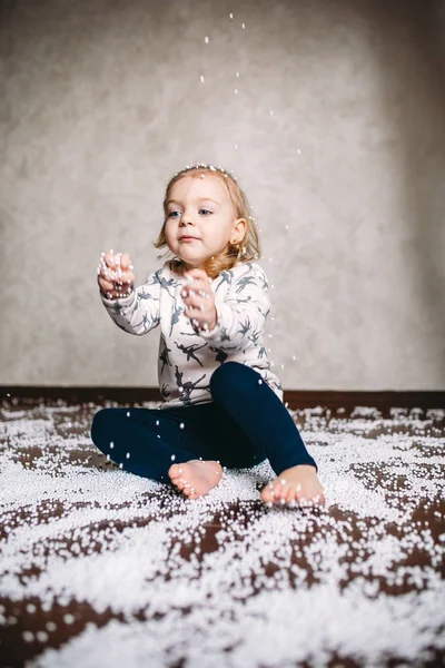 Mała dziewczynka bawi się piankowymi kulkami — Zdjęcie stockowe