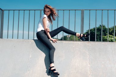 güzel genç kız parkta poz