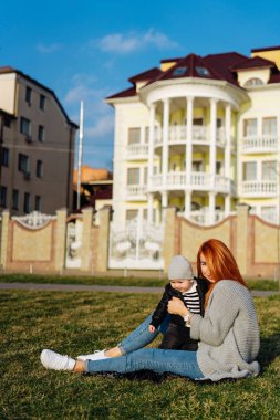 Anne ve oğul çimlerin üzerinde