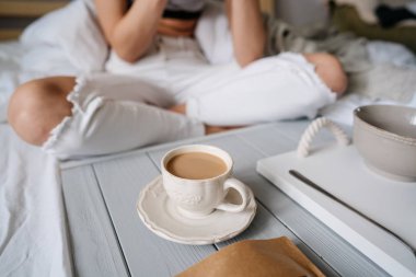 Yatakta mısır gevreği yiyen kadın