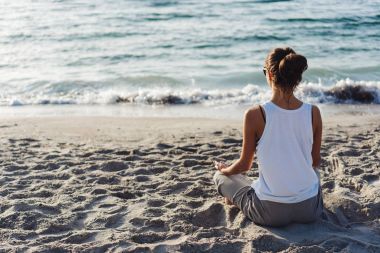 Yoga Çalışan Genç Kadın