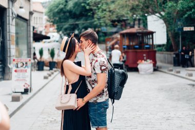 genç bir çift aşık, sokakta sarılma.