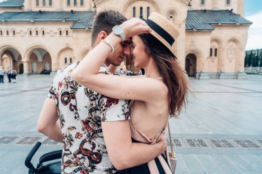 genç bir çift aşık, sokakta sarılma.