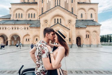 genç bir çift aşık, sokakta sarılma.