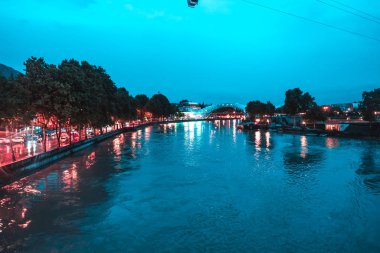 Tbilisi ve Kura Nehri görünümünü akşam akşam