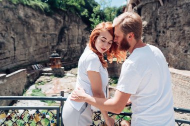 Köprüde bir kızla duran adam