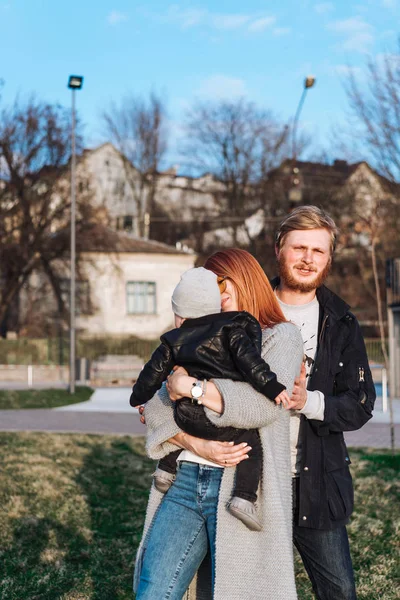 Feliz mamá papá e hijo abrazándose en el parque — Foto de Stock