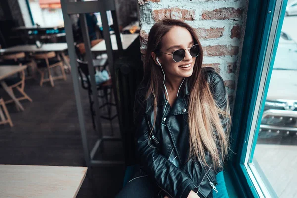 Menina bonita em óculos de sol posando na câmera — Fotografia de Stock