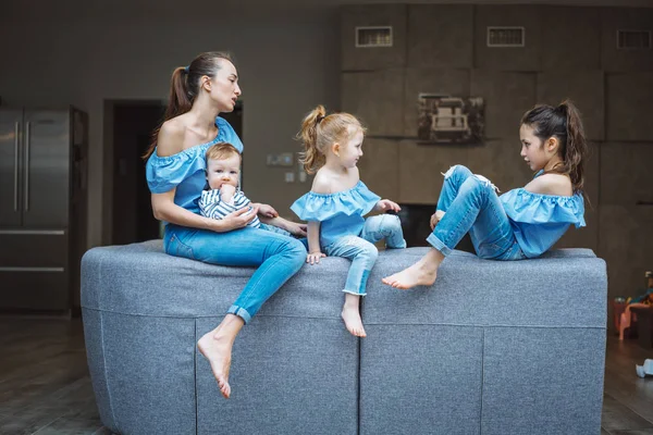 Anne, iki kız ve küçük bir oğlan kanepede. — Stok fotoğraf