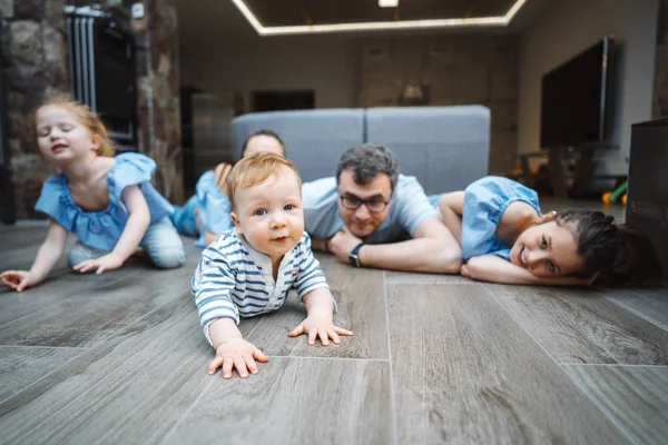 Niño pequeño en el suelo — Foto de Stock