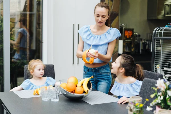 Mom and daughter in the kitchen — Stock Photo, Image