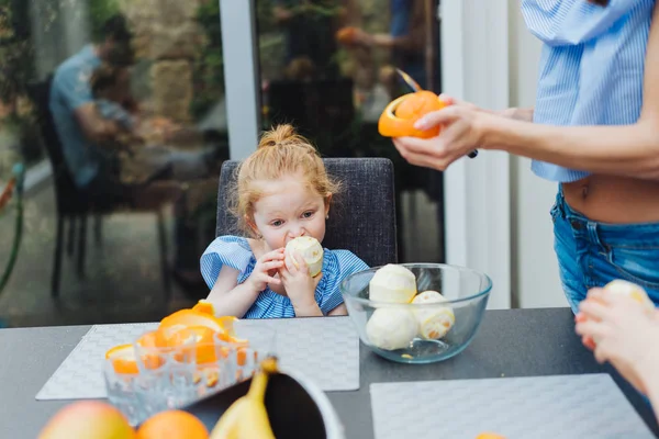 Maman et fille dans la cuisine — Photo